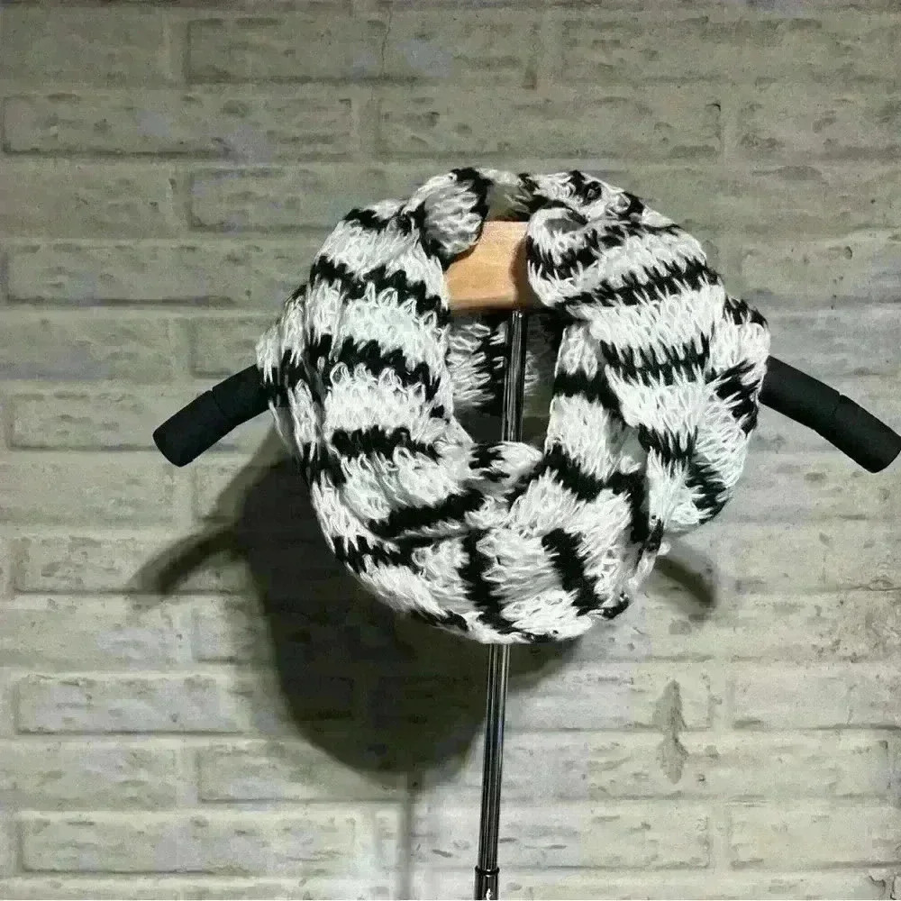 American Eagle Womens Black And White Striped Crochet Knit Infinity Scarf